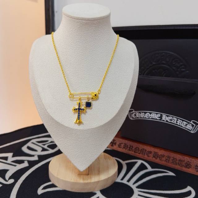 New boutique quality Chrome Hearts classic retro brooch necklace. The embossed d