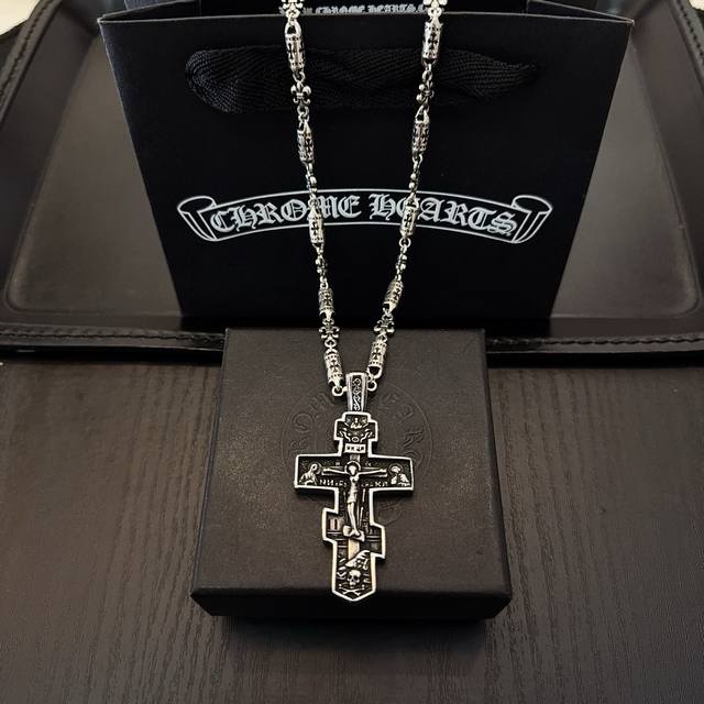 New boutique quality Chrome Hearts classic retro horseshoe cross pendant. The em