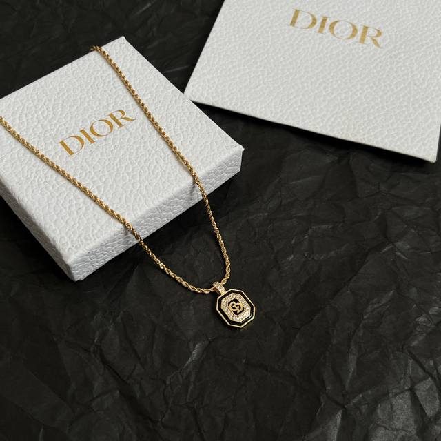 Dior vintage necklace, identical to the original, made of brass, sweet and elega