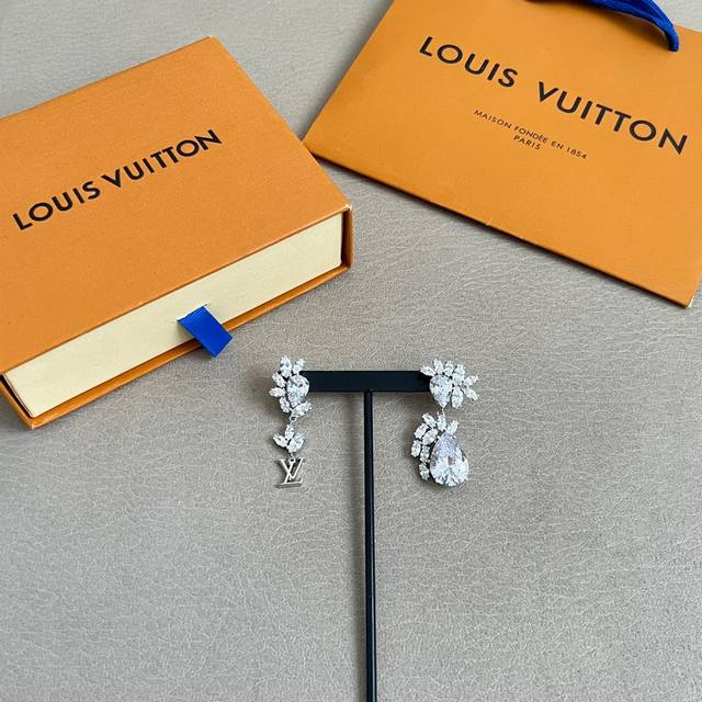 Louis Vuitton Jewelry Collection: Louis Vuitton sweeps the fashion world, showca