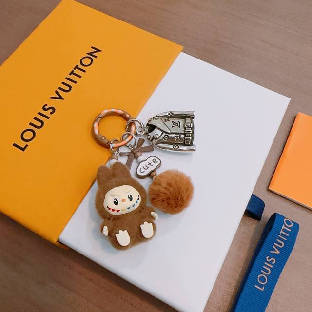 New Arrival: LV Collaboration Keychain, LV Bag Buckle, Latest Bag Charm, Higher