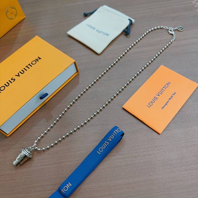 Louis Vuitton (LV) necklace, original single item, new model, retro trendy fashi