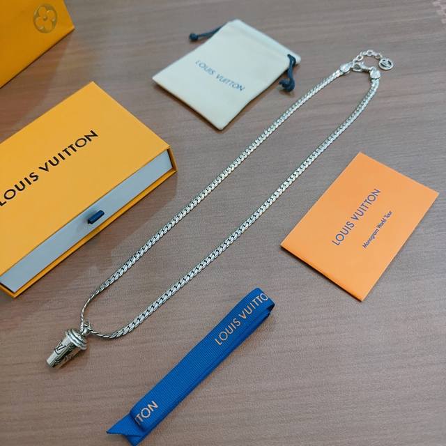 Louis Vuitton (LV) necklace, original single item, new model, retro trendy fashi