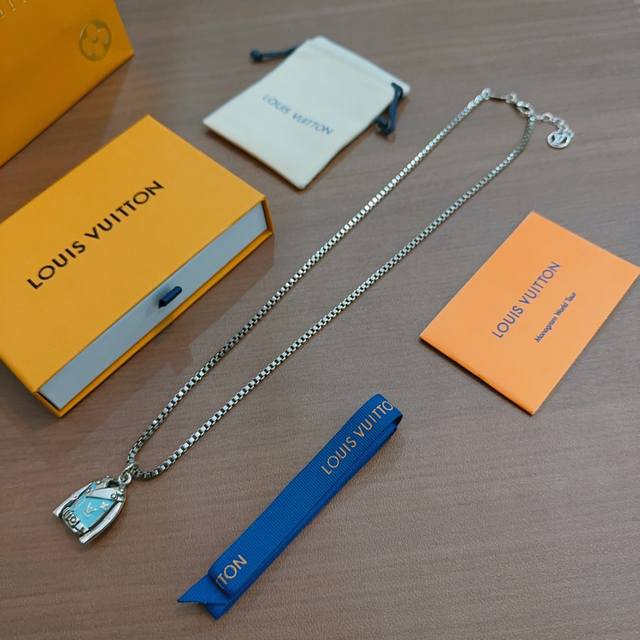 Louis Vuitton (LV) necklace, original single item, new model, retro trendy fashi