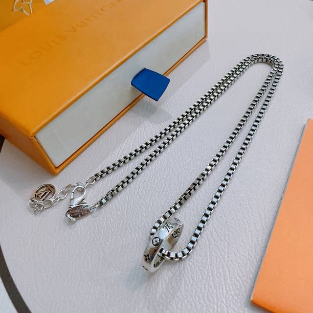 Louis Vuitton LV necklace, original single item, new model, retro trendy fashion