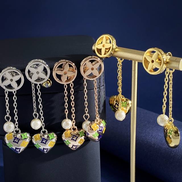 Louis Vuitton New European and American Fashion Round Side Monogram Pattern Holl