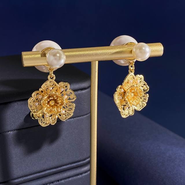 Dior High-End Fashionable Pendant Earrings with Large and Small Pearls, 3D Hollo