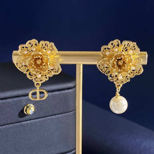 Dior high-end fashion retro metallic texture earrings with small pearls, three-d