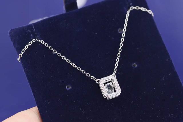 Swarovski Beating Heart White Sugar Cube Collarbone Necklace (Ddd) This pendant