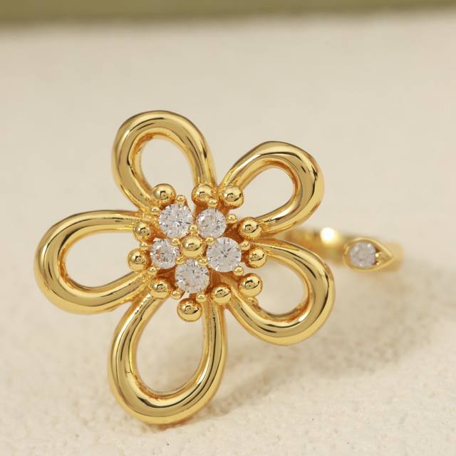 Vca Flower Ring, V gold with logo, 18K white gold plated. A breathtakingly beaut