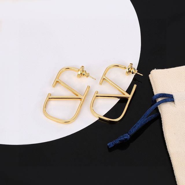 Valentino's iconic V-shaped stud earrings are a hot new arrival online! Simple,