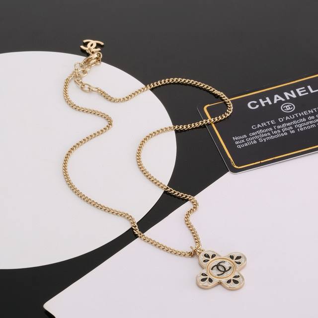 Chanel mini necklace, high-end quality, same materials as boutique items, exquis