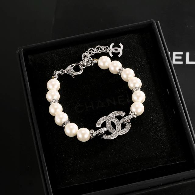 The quality is impeccable! Ch Nel Chanel New Pearl Bracelet Irregularly adorned
