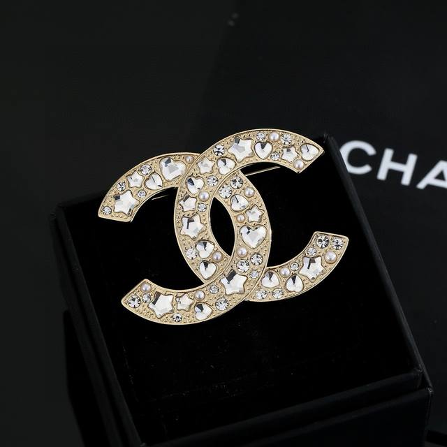 Ch Nel's latest crystal brooch is undeniably sophisticated and eye-catching. The