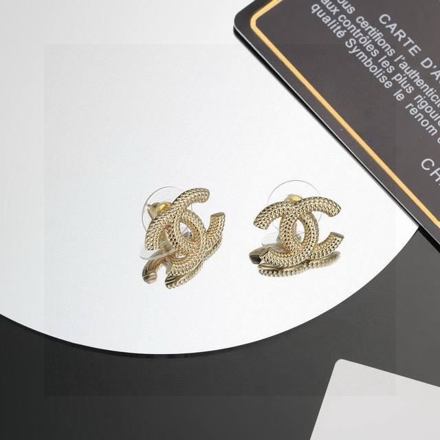 Chanel mini earrings are a hot-selling item, the most classic style without a do