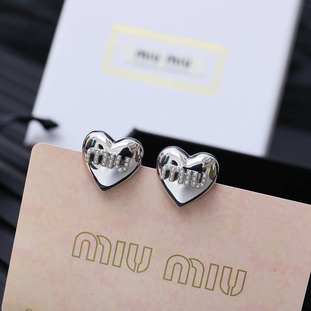 Miumiu Heart Pearl Stud Earrings Luxury Niche Style Earrings Simple Letter Full