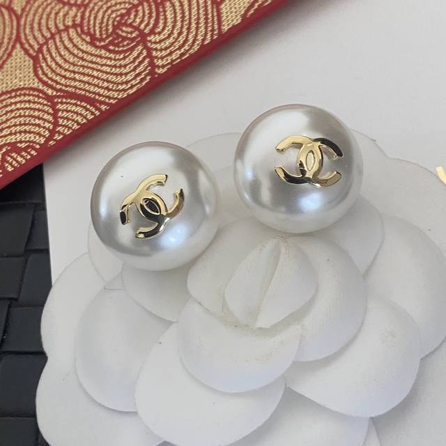 Selling like hotcakes! So beautiful! Latest Chanel romantic snowflake crystal pe