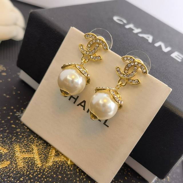 I absolutely love this Chanel camellia full diamond pearl letter earring! The la