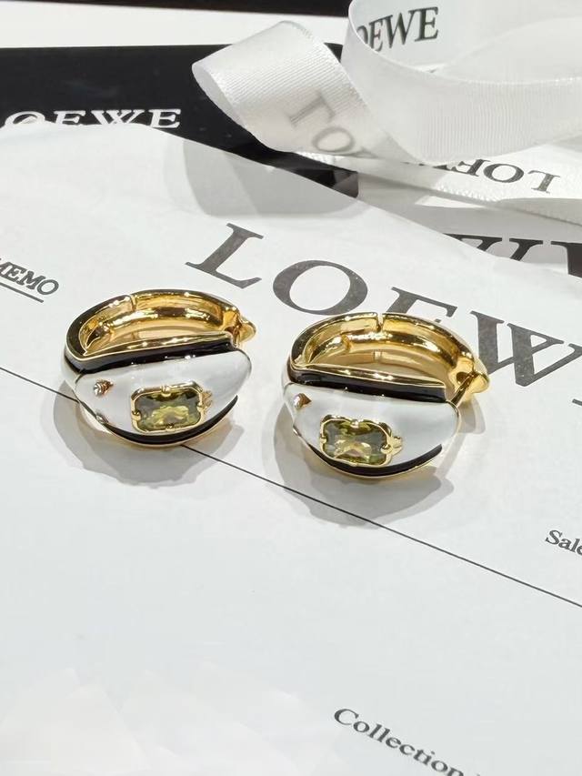 Yang Mi's style L*Oewe new metal snake-shaped diamond earrings feature a minimal