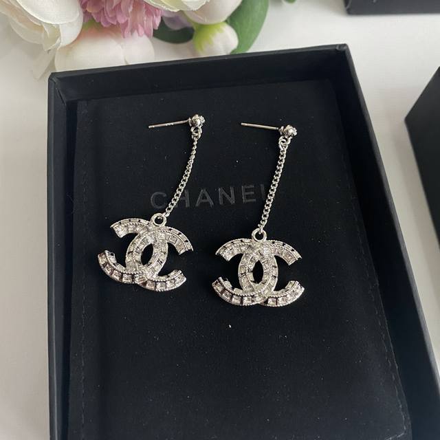 These Chanel square diamond tassel double-sided square diamond long stud earring