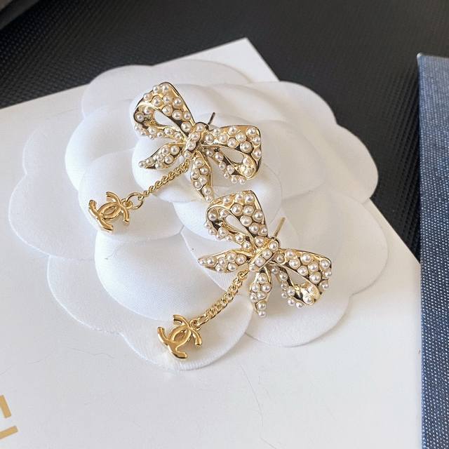 Selling like hotcakes! So beautiful! Latest Chanel mini pearl bow earrings, top-