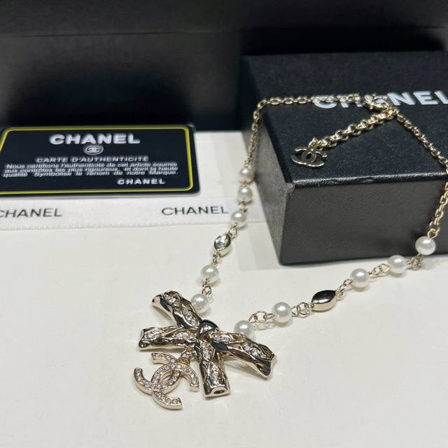 This Chanel bow choker pearl necklace is so gorgeous! A must-have for early autu