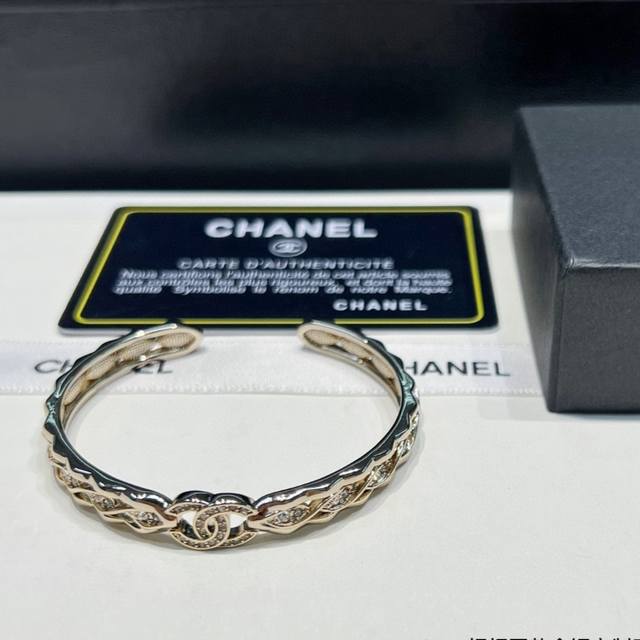 High-quality details as shown in the picture. Chanel's new gold crystal double C