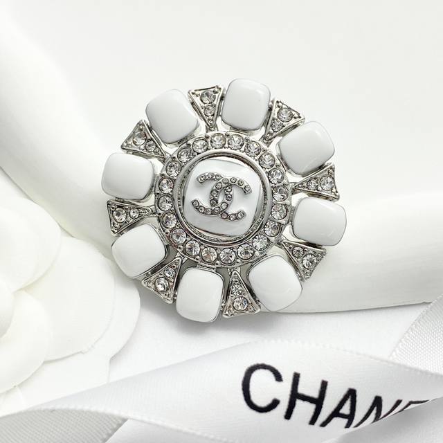 Code A737 Chanel Brooch Hot Selling New Arrival Chanel 25 Silver Round Crystal D