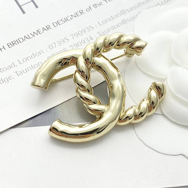 Code A731 Chanel brooch hot-selling new arrival Chanel 25 light gold twisted dou