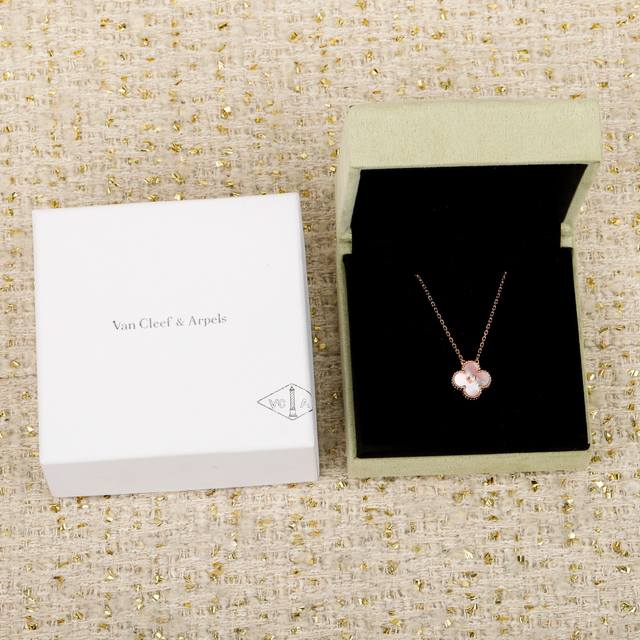 250547 We offer a limited-edition Christmas design: a four-leaf clover mother-of