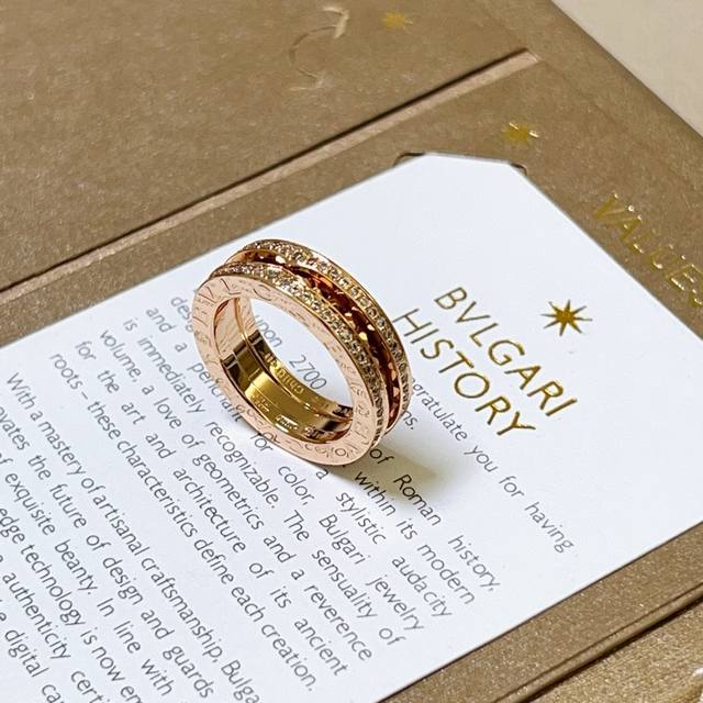 Bulgari necklace in V-gold. From the Bulgari Divas' Dream collection, this neckl