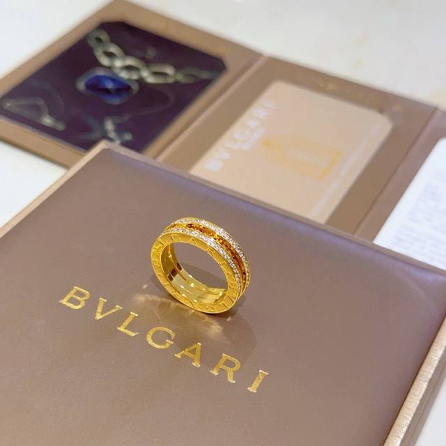 Bulgari necklace in V-gold. From the Bulgari Divas' Dream collection, this neckl