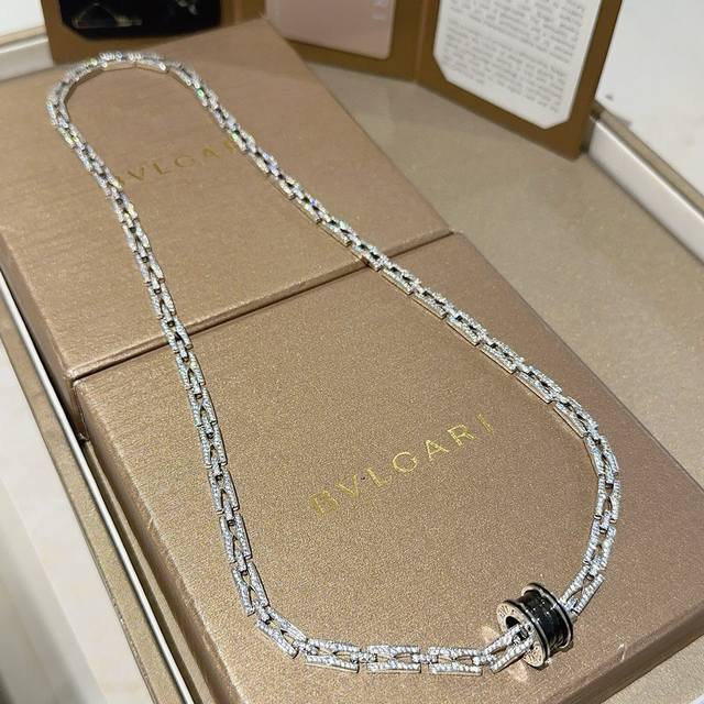 Bulgari necklace in V-gold with logo. From the Bulgari Divas' Dream collection,