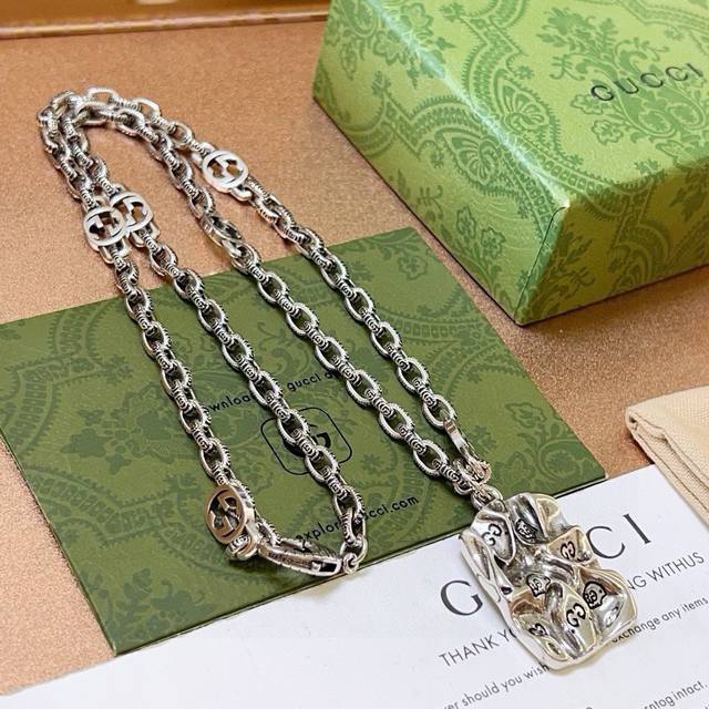 A must-have for Douyin influencers! This latest Gucci necklace features a more u