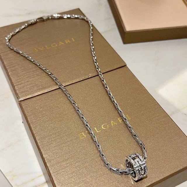 Bulgari necklace in V gold. From the Bulgari Divas' Dream collection, this neckl