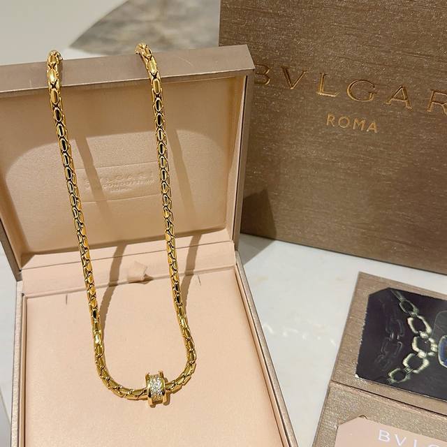 Bulgari necklace in V gold. From the Bulgari Divas' Dream collection, this neckl