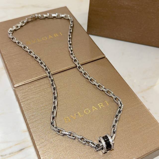 Bulgari necklace in V gold. From the Bulgari Divas' Dream collection, this neckl