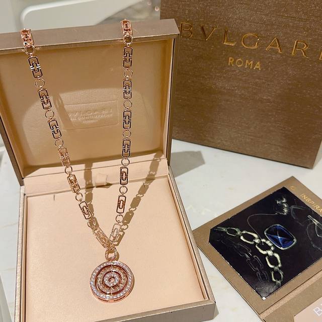 Bulgari necklace in V gold. From the Bulgari Divas' Dream collection, this neckl