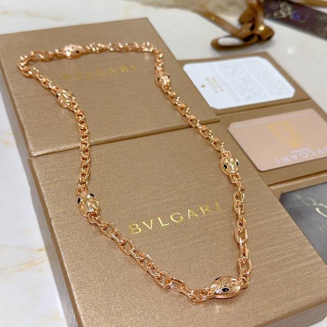Bulgari necklace in V gold. This Bulgari Divas' Dream snakehead necklace is in p