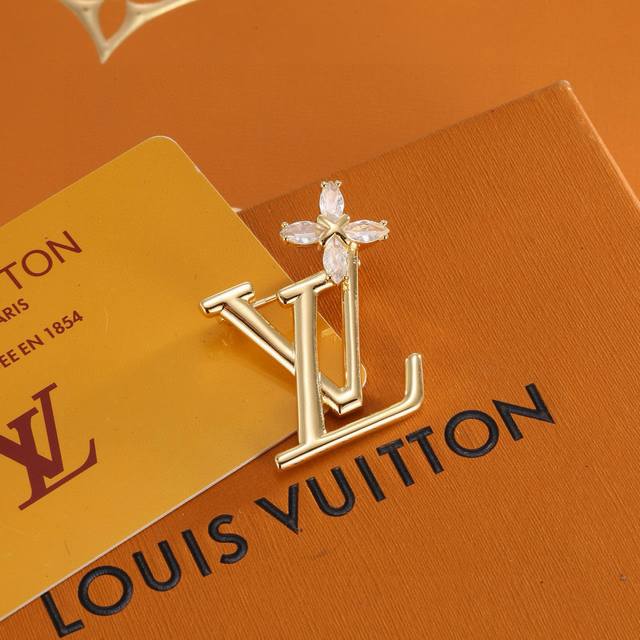 This meticulously crafted Louis Vuitton brooch embodies exquisite craftsmanship,