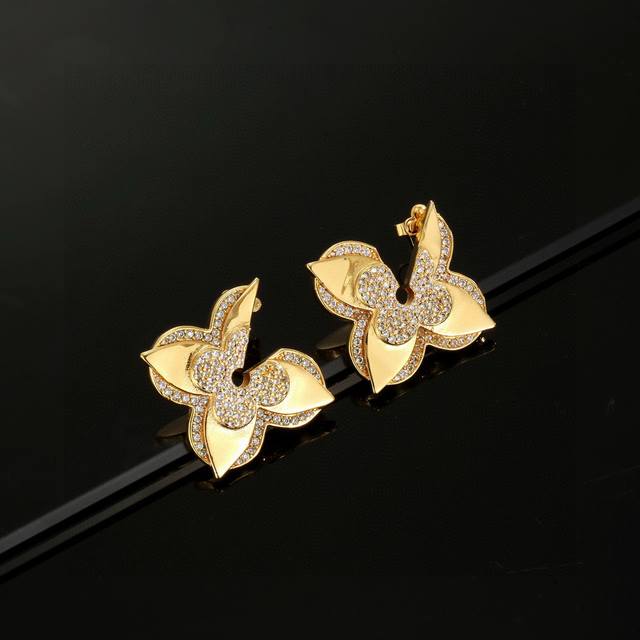 Louis Vuitton gold four-leaf clover earrings bring a fashionable and fun visual