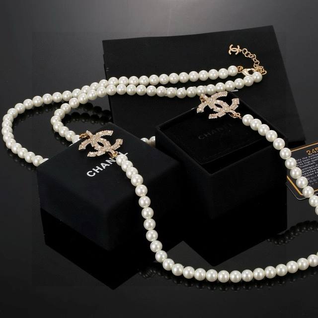 This latest Chanel double C pearl necklace/sweater chain is very beautiful. Exqu