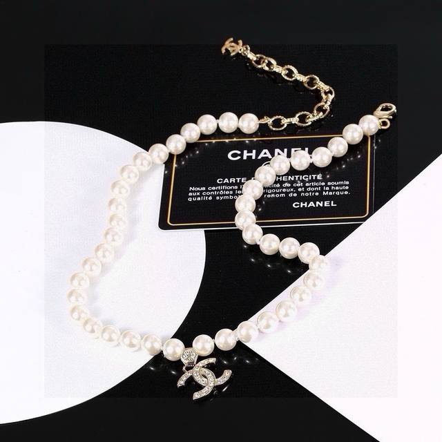 The quality is impeccable! Chanel's new pearl necklace. Irregularly adorned with