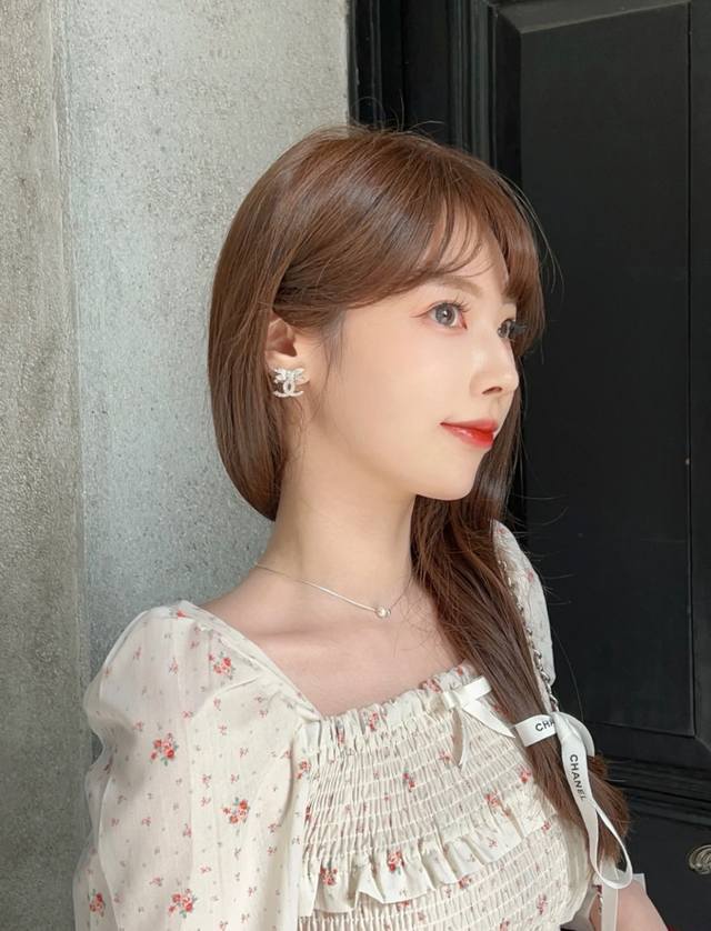 High-quality details as shown in the picture. The Xiang 23S bow double C earring