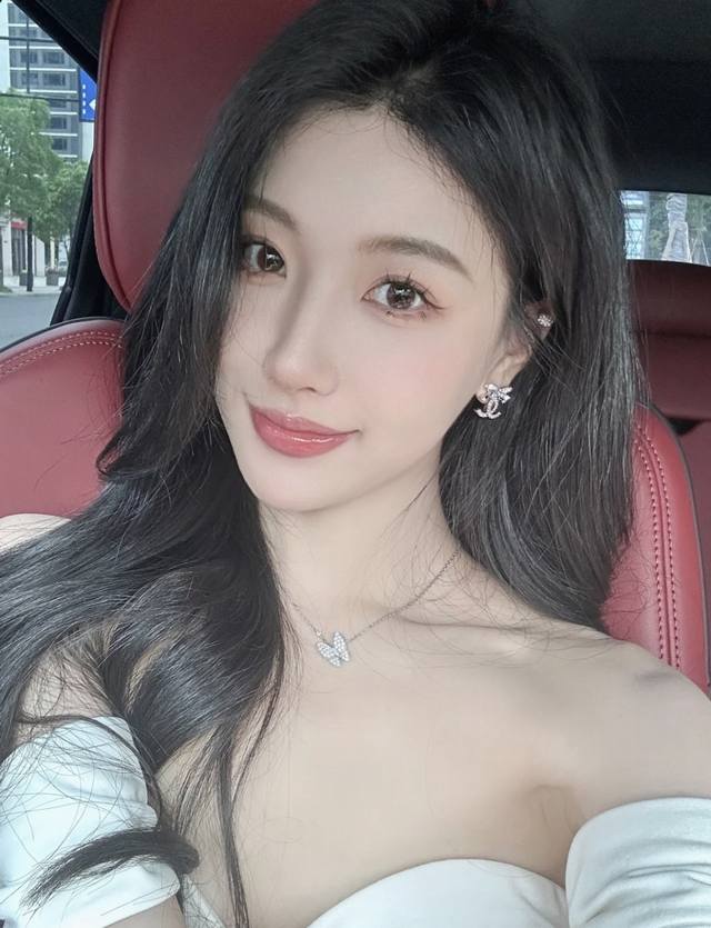 High-quality details as shown in the picture. The Xiang 23S bow double C earring