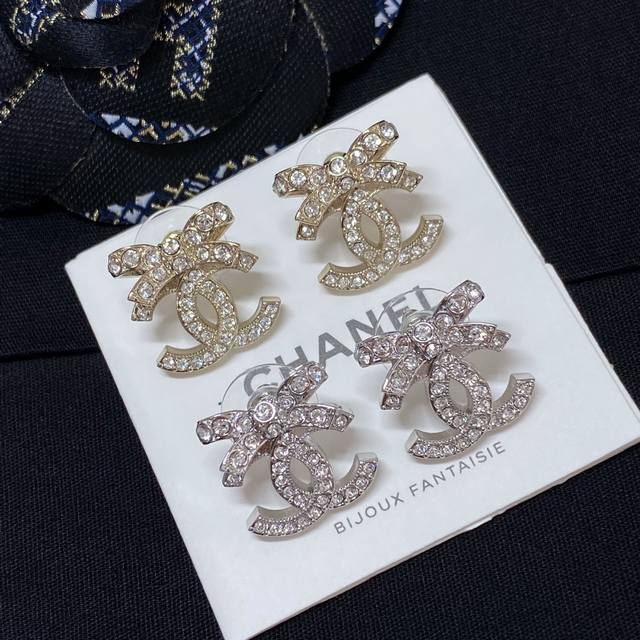 High-quality details as shown in the picture. The Xiang 23S bow double C earring