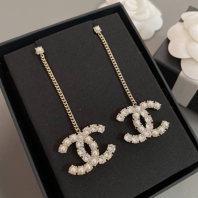 High-quality details as shown in the picture. Half-bead, half-diamond earrings,