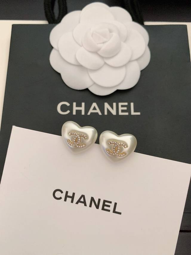 Ch*Nel New White Heart Earrings, Same as Zp, Brass Material Ddd