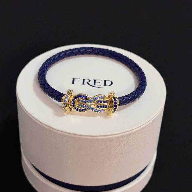 This trendy Frederick full-diamond horseshoe buckle bracelet is a classic and ve