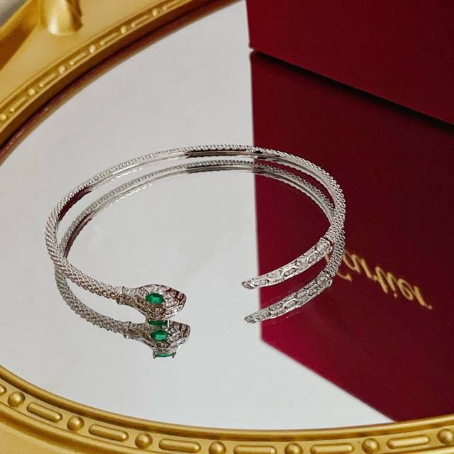 Cartier Diamond-Set Serpent Head Bangle, High-End Custom Version. Diamond settin
